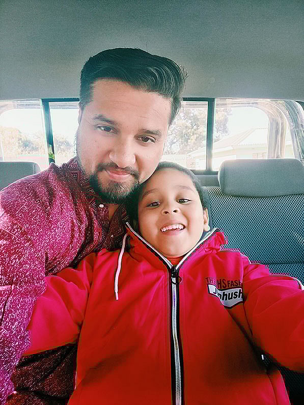 ছেলেকে নিয়ে ঈদ উদযাপন করছেন রাহাত মাহমুদুর। দক্ষিণ আফ্রিকা থেকে তিনি ছবিটি পাঠিয়েছেন।