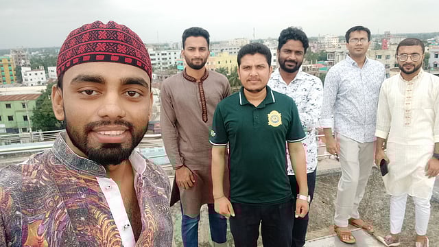 করোনা পিরিস্থিতিতে পেশাগত কারণে প্রথমবারের মত বাবা-মা এবং একমাত্র ছোট বোনকে ছেড়ে ঈদ করতে হয়েছে কর্মস্থলে। তবে মানুষের সেবার জন্য ডিউটিতে থাকায় পরিবার ছেড়ে ঈদ করার কষ্ট অনুভূত হয়নি মেডিকেল টেকনোলজিস্ট শাকিল আহমেদের। ছবিটি তাঁর পাঠানো।