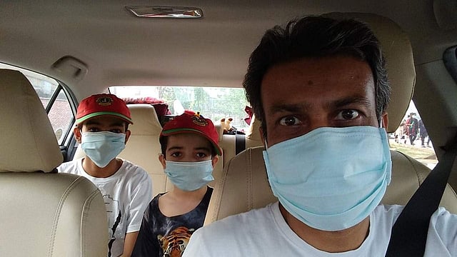 ঈদে বাচ্চারা বেড়াতে চায়। তাই কোথাও না নেমে গাড়ির ভেতরে থেকেই বাচ্চাদের নিয়ে ছবিটি তুলেছেন ঢাকার শাহীন উদ্দিন।