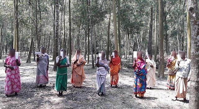 দিনাজপুরে অ্যানথ্রোপলজি রেলিভেন্সের পক্ষ থেকে ভরণপোষণহীন বয়স্কদের দেওয়া হয় অর্থসহায়তা। ছবি: বিজ্ঞপ্তি