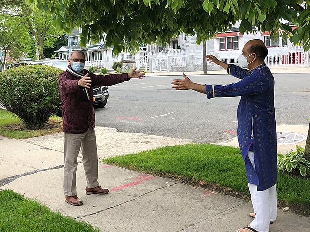 ভাইরাস সতর্কতায় কাছে আসতে মানা তাই দূরে থেকেই অদৃশ্য কোলাকুলিটা সেরে নেওয়া। ছবি পাঠিয়েছেন নিউইয়র্কের কুইন্স থেকে আবদুল্লাহ জাহিদ।
