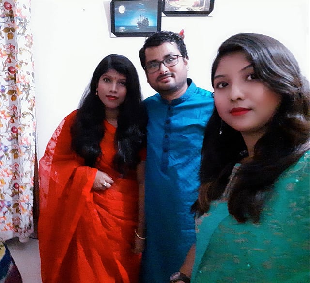 পরিবারের সদস্যদের সঙ্গে ঈদের খুশি ভাগাভাগি করার এ ছবি পাঠিয়েছেন ইরানা জাহান।