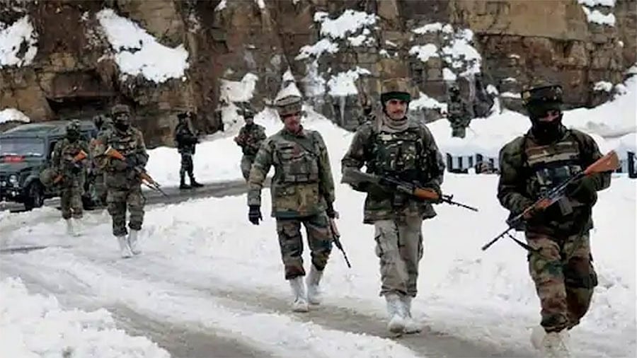 লাদাখে ভারত ও চীন দুই দেশই সেনা সমাবেশ বাড়িয়েছে। ছবি: পিটিআই