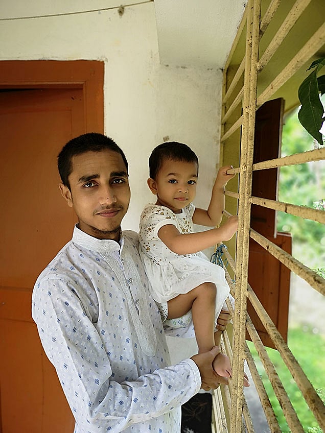 এই প্রথম কোলাকুলি ছাড়া ইদ পালন করলাম আমরা। আশা করি এই দুঃসময় খুব গিগগিরই কেটে যাবে। মেইলে এ ছবি পাঠিয়ে লিখেছেন ইউনুস খান।