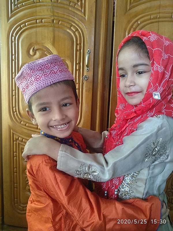 ঈদের দিনে দুই শিশুর আনন্দ উদযাপন। কুমিল্লার বাসিন্দা রাহিতা রায়হান ছবিটি পাঠিয়েছেন।