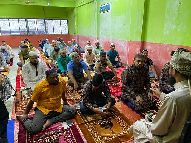 টানা লকডাউনের মধ্যে অন্য রকম এক ঈদ পালন করলো মালয়েশিয়া প্রবাসী বাংলাদেশীরা। দেশটির সরকারি ঘোষণা অনুযায়ী শর্তস্বাপেক্ষে মসজিদে ঈদের নামাজ পড়ার  অনুমতি থাকলেও বেশিরভাগ মানুষ বাসায় নামাজ আদায় করেছে।মালয়েশিয়া থেকে ছবি পাঠিয়েছেন মোস্তফা ইমরান।