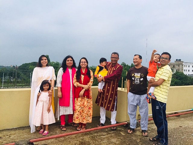 ১১ মাস বয়সী সন্তান ও মাকে নিয়ে ঈদের আনন্দ। লকডাউনে আটকা বিশ্ববিদ্যালয়ের সহকর্মীরাও সিলেটে ঈদ করেছেন। বৃষ্টিস্নাত শেষ বিকেলের আলোয় বাসার ছাদে সবার সঙ্গে। ছবি: মাজহারুল হাসান মজুমদার, অধ্যাপক, ব্যবসায় প্রশাসন বিভাগ, শাবিপ্রবি, সিলেট।
