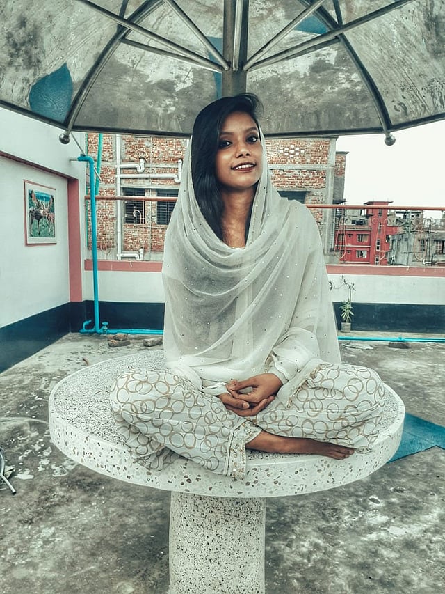 ঘরবন্দি জীবন পৃথিবীর অসুখে, ঈদের  আনন্দ আসুক নতুনভাবে। ছবিতে পোশাকটি ১১বছর আগের। পুরাতন পোশাকেও ঈদের আনন্দ তা কোয়ারেন্টাইন ঈদ ছাড়া বোঝা অসম্ভব। ছবি: সুমাইয়া কবির মুনিয়া , ৩য় বর্ষ, প্রাণিবিদ্যা বিভাগ, জাহাঙ্গীরনগর বিশ্ববিদ্যালয়।