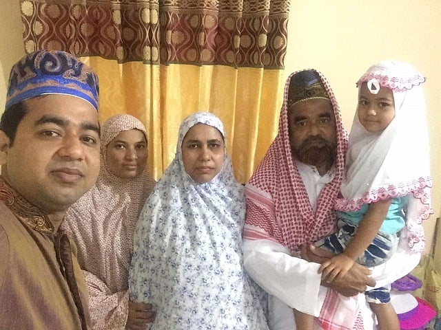 সাতক্ষীরার উত্তর কাটিয়ার বাড়িতে ঈদের নামাজের আগে নাজমুল হক ও তাঁর পরিবারের সদস্যরা।