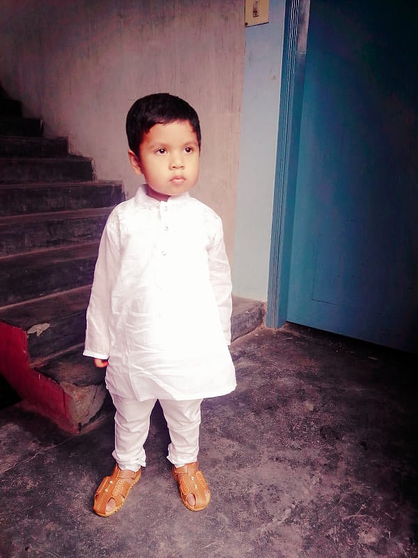 করোনাকালে সাবিতের ঈদ। ইসলামী বিশ্ববিদ্যালয়ের শিক্ষার্থী তামান্না আফরোজ ছবিটি পাঠিয়েছেন।