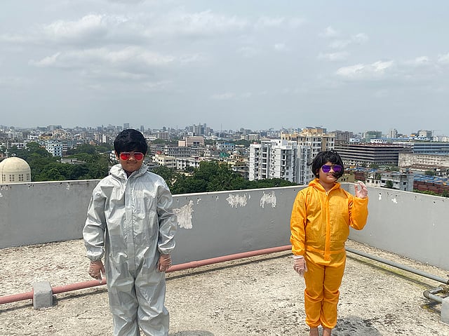 বাসার ছাদে বেড়িয়েই হলো দুই শিশুর ঈদ উদযাপন। গত ১০ মার্চ থেকে তারা ঘরবন্দী। ছবিটি পাঠিয়েছেন ঢাকার বাসিন্দা মোহাম্মদ হামিদুর রহমান।