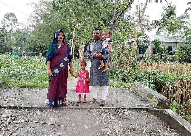 অনেকেই পরিবারসহ এবার ঈদ পালন করছেন। বাড়ির পাশে স্ত্রী ও সন্তানকে নিয়ে ছবি তুলেছেন লালমনিরহাটের রমনীগঞ্জের রোকনুজ্জামান।