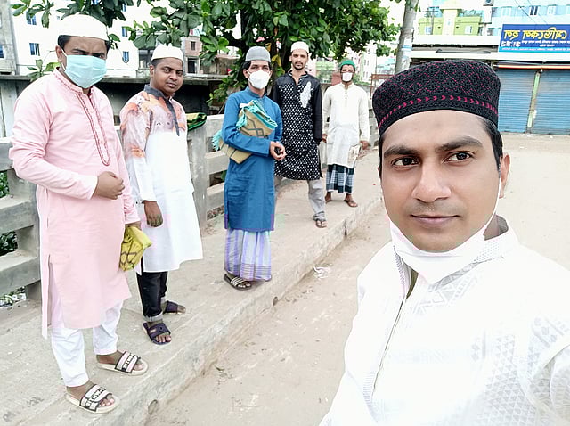 বন্ধুদের সঙ্গে ঈদের নামাজ আদায় করেছেন আরিফ মো. শরিফ।