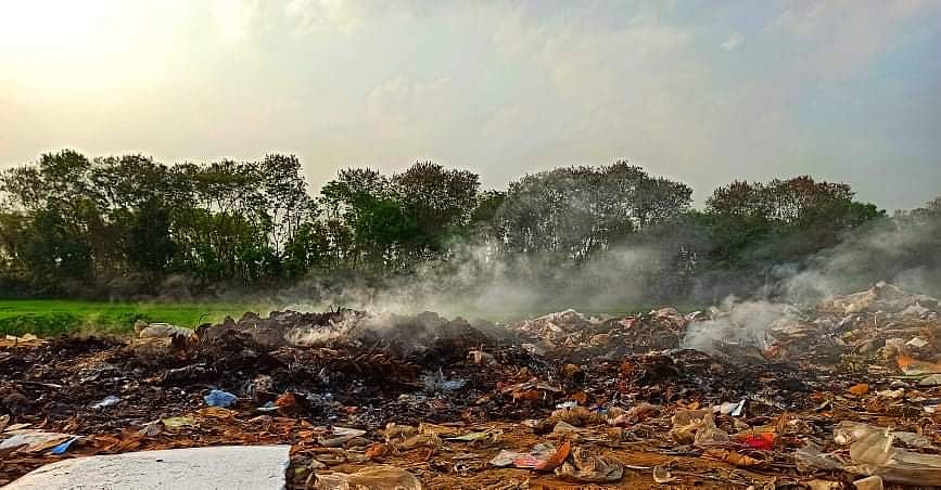নদে বর্জ্য পোড়ানোর জন্য আগুন ধরিয়ে দেওয়া হয়েছে। ছবি: সংগৃহীত