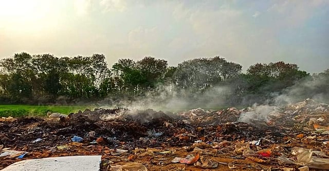 নদে বর্জ্য পোড়ানোর জন্য আগুন ধরিয়ে দেওয়া হয়েছে। ছবি: সংগৃহীত