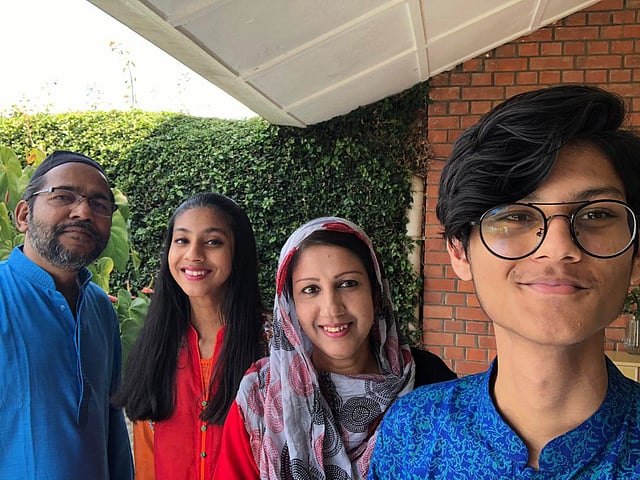 পরিবারের সবাইকে নিয়ে ঈদ উদযাপনের ছবিটি রুয়ান্ডা থেকে পাঠিয়েছে জামিলুর রহমান চৌধুরী।