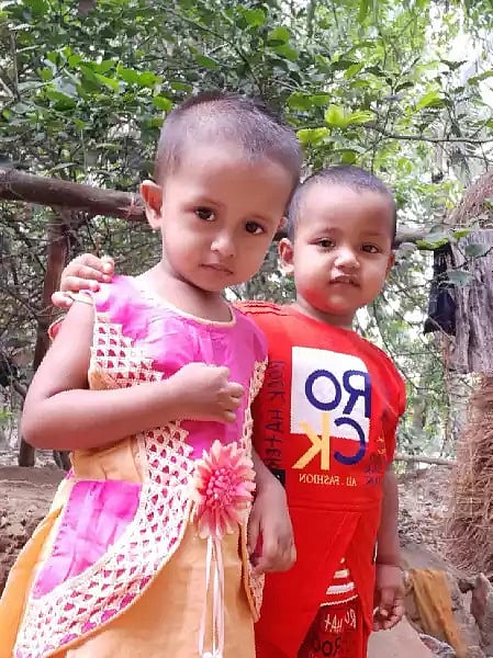 ঈদে ভাই-বোনের আনন্দ ভাগাভাগি। কুমিল্লা থেকে ছবিটি পাঠিয়েছেন জাহিদুল ইসলাম।