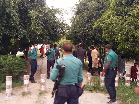 রাজশাহীতে পুলিশ লাইনস এর বিপরীতে পদ্মার বাঁধে মানুষকে সরাতে পুলিশের চেষ্টা। গতকাল সন্ধ্যায়। ছবি: আবুল কালাম মুহম্মদ আজাদ