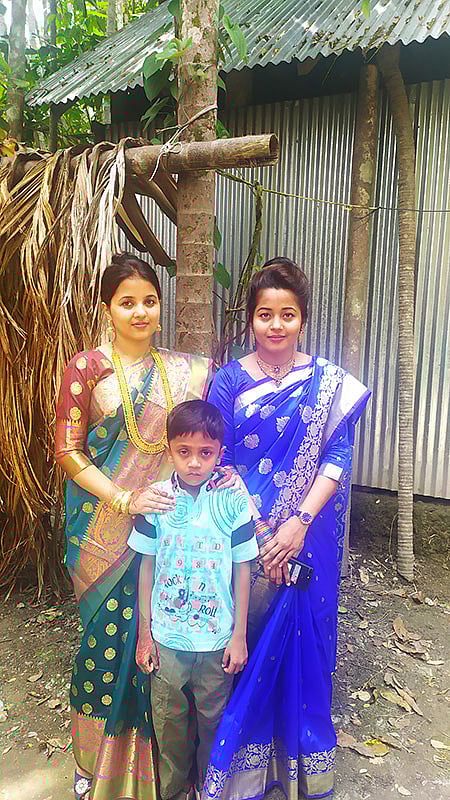 ২ মাস ধরে লকডাউনের ছুটিতে বাড়িতে বসে সবাই। আলিমা, নিশু, আর রাসেলের ঈদ গ্রামের বাড়িতে এভাবেই কেটেছে। কোথাও না গিয়ে ঘরে থেকেই সাজুগুজু করে ঈদ পালনে আনন্দের কোনো কমতি নেই। লক্ষীপুর থেকে ছবি পাঠিয়েছেন আলিমা সুমি।