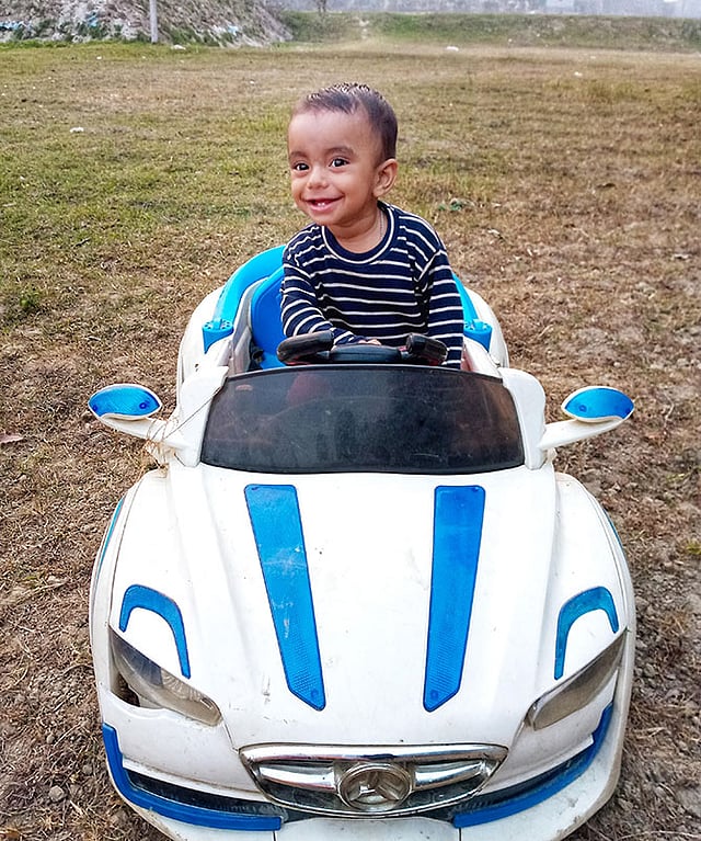 ঈদে এবার বাইরে ঘুরতে যেতে পারেনি ছোট্ট হামীম। বাড়িতে তার খেলনা গাড়িটি নিয়ে কেটেছে তার ঈদের দিন। নারাযণগঞ্জের বিশনন্দী দক্ষিণপাড়া থেকে ছবিটি পাঠিয়েছেন তাঁর মামা মেহদী নিহাদ।