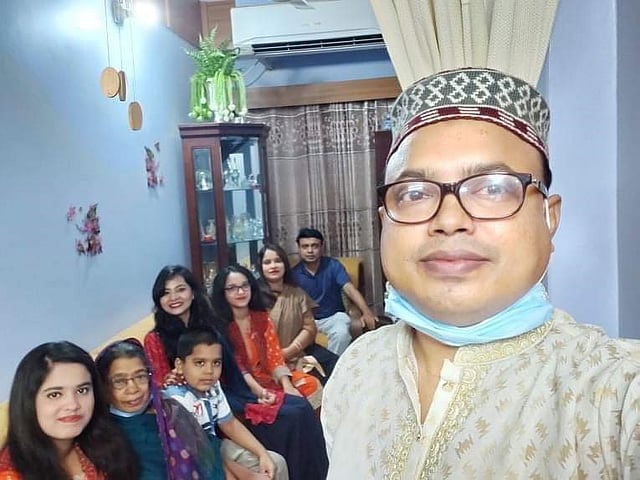 গ্রামের বাড়িতে না গিয়ে ঢাকার বাসায় দুই ভাইয়ের সপরিবারে ঈদ উদযাপনের এই ছবিটি পাঠিয়েছেন শেখ মনিরুজ্জামান।