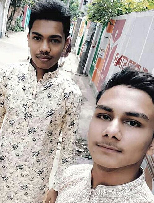 বন্ধুকে নিয়ে ঈদ উদযাপন। ঈদের ছবি পাঠিয়েছেন তালহা আমিন।