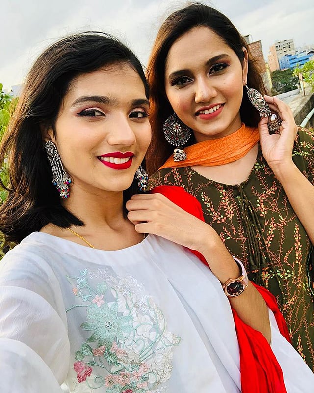 দুই কন্যার ঈদ উদযাপনের এই ছবিটি পাঠিয়েছেন তাঁদের বাবা জাহাঙ্গীর আলম সিদ্দিকী। জীবিকার প্রয়োজনে তিনি আফগানিস্তানে থাকেন। করোনা পরিস্থিতির কারণে ফ্লাইট বাতিল হয়ে যাওয়ায় মেয়েদের সঙ্গে এবার ঈদ উদযাপন করতে পারেননি তিনি।