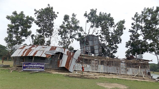 ঘূর্নিঝড় আম্পানের আঘাতে ক্ষতিগ্রস্ত পটুয়াখালী সদর উপজেলার পূর্ব কালিকাপুর সরকারি প্রাথকি বিদ্যালয়। ছবি: প্রথম আলো