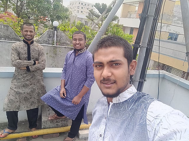 পরিবার থেকে দূরে এই আমাদের প্রথমবার ঈদ উদযাপন। ভিন্ন অনুভূতি আর নতুন অভিজ্ঞতা। ছবি পাঠিয়েছেন আহসানউল্লাহ সজল।