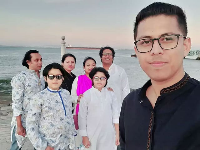 ঈদের দিনে ওয়ায়েস খান ও তাঁর প্রিয়জনেরা। পর্তুগালের লিসবন থেকে তিনি ছবিটি পাঠিয়েছেন।