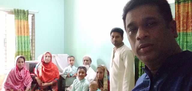 করোনাকালে প্রিয়জনদের সঙ্গে ঘরবন্দী ঈদ কাটানোর এই ছবিটি পাঠিয়েছেন রাজিবুল হাসান।