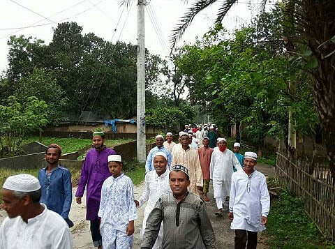 দিনাজপুরের পার্বতীপুর থেকে ঈদের দিনের এই ছবিটি পাঠিয়েছেন মেনহাজুল ইসলাম। তিনি লিখেছেন, ঈদুল ফিতরের নামাজ শেষে কবরস্থান জিয়ারত করে গ্রামবাসী সবাই মিলে বাড়ি ফেরাটাই এবারের ঈদে তাঁর সবচেয়ে উল্লেখযোগ্য স্মৃতি।