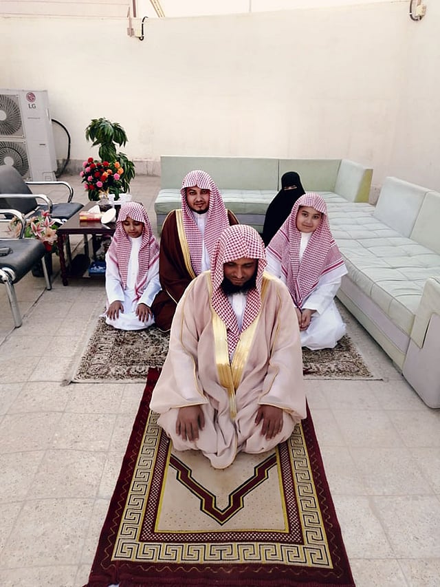 করোনা পরিস্থিতিতে পরিবারের সবাইকে নিয়ে ঈদের নামাজ  আদায় করেছেন সৌদি প্রবাসী রেজাউল করিম। রিয়াদে বাসার ছাদে তাঁরা নামাজ পড়েন।