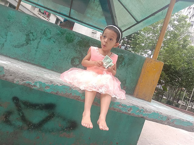 এভাবেই ঈদের দিনটি কাটিয়েছে তিন বছর বয়সী আনিসা নাওয়ার নুসাইফা। ঢাকার মোহাম্মদপুরের জাপান গার্ডেন সিটি থেকে ছবিটি পাঠিয়েছেন তামজীদ আহম্মদ।