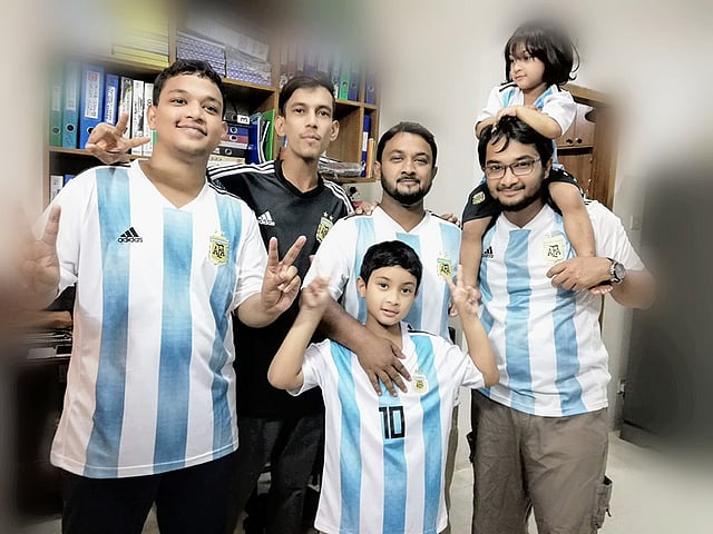 ঈদের স্মৃতি রোমন্থন করে দুই বছর আগে তোলা পরিবারের সদস্যদের সঙ্গে তোলা ছবি  যুক্তরাষ্ট্র থেকে পাঠিয়েছেন ইয়াসির আরাফাত।