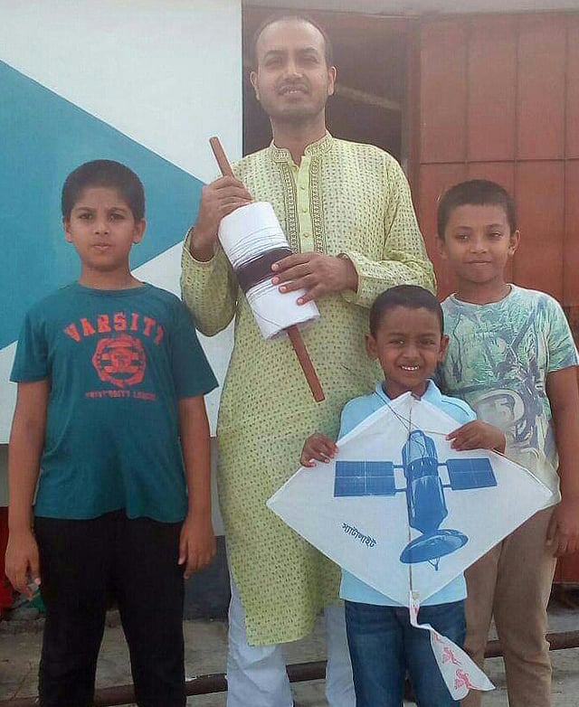 ঈদের দিন ঘুড়ি ওড়ানোর সময় পরিবারের সদস্যদের সঙ্গে কামরুল হাসান।