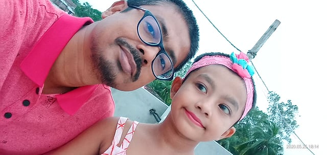 বাইরে এখন যাওয়া মানা। তাই ছোটদের নিয়ে ছাদবন্দী ঈদ উদযাপন করছেন সাতক্ষীরার জামাল হোসেন। তিনি চাকরিসূত্রে নাটোরে থাকেন।