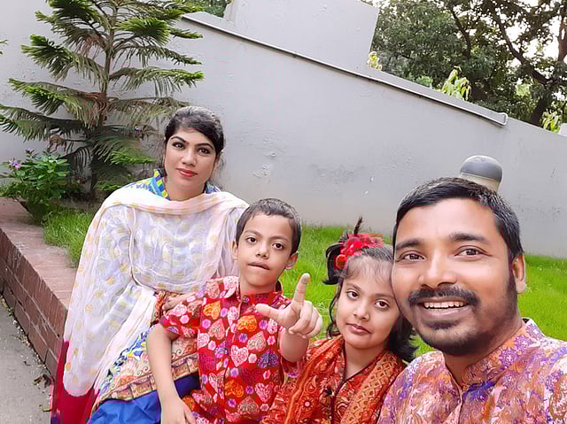 ঈদের দিনে মো. রোকন উজ জামান ও তাঁর পরিবারের সদস্যরা।