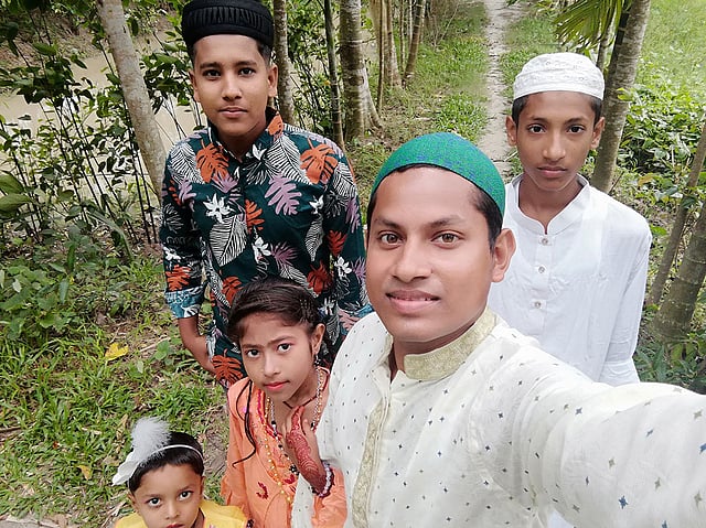 ঈদের দিনে প্রিয়জনদের সঙ্গে মো. আবু কায়সার সোহাগ। তিনি ছবিটি পাঠিয়েছেন লক্ষ্মীপুর থেকে।