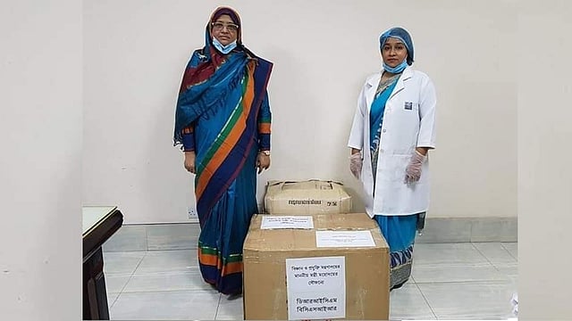 স্বাস্থ্য অধিদপ্তরের ভারপ্রাপ্ত মহাপরিচালক নাসিমা সুলতানার হাতে ‘ভিটিএম কিট’ হস্তান্তর করেন মালা খান । ঢাকা, ২৬ মে। ছবি: সংগৃহীত