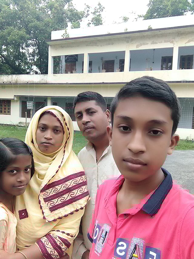 ঈদের দিন বিকেলে পরিবারের সদস্যদের সঙ্গে মমিনুল আলম।