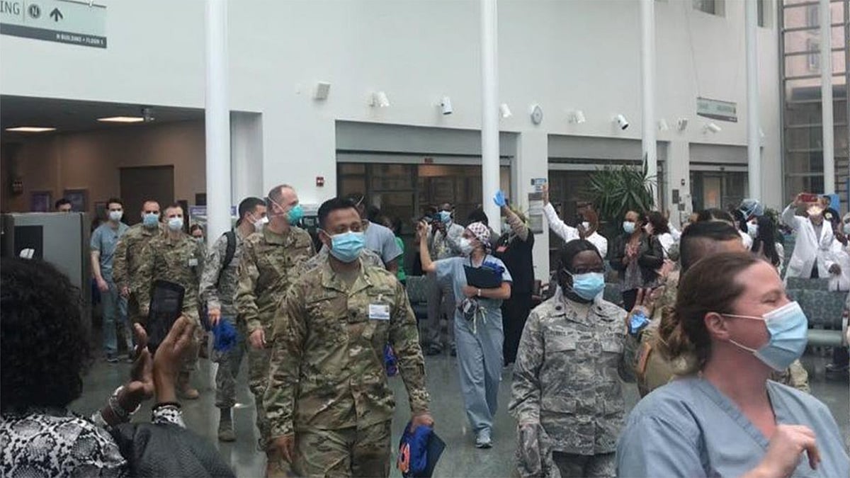 য়র্কের কুইন্স হাসপাতালে সেবা দেওয়া শেষে ফিরে যাচ্ছেন মার্কিন প্রতিরক্ষা বিভাগের মেডিকেল কোরের সদস্যরা। ছবি: প্রথম আলো