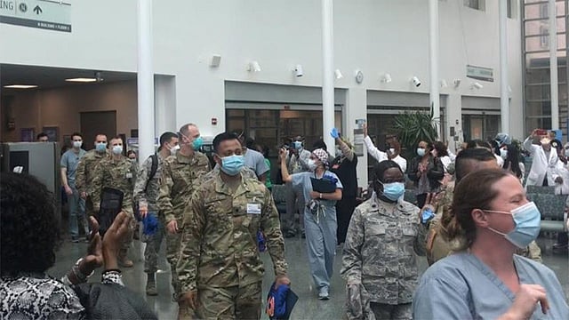 য়র্কের কুইন্স হাসপাতালে সেবা দেওয়া শেষে ফিরে যাচ্ছেন মার্কিন প্রতিরক্ষা বিভাগের মেডিকেল কোরের সদস্যরা। ছবি: প্রথম আলো