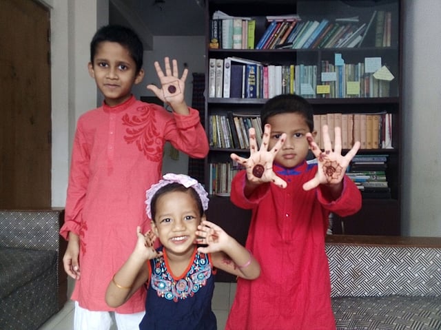 ঈদে হাতে মেহেদী পরে ওরা খুশি। ঢাকায় ঘরবন্দি ঈদে ৩ ভাই-বোনের ছবি পাঠিয়েছেন আবদুল্লাহিল ওয়ারিশ।