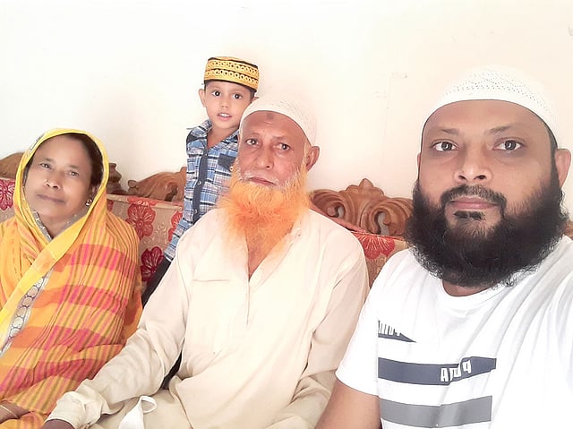 বাবা-মায়ের সঙ্গে মোহাম্মদ ইব্রাহিম খলিলের ঈদ উদযাপন। গাজীপুরের সফিপুর থেকে তিনি ছবিটি পাঠিয়েছেন।