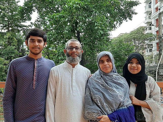 করোনা মোকাবিলায় হোম কোয়ারেন্টিনে থাকায় বারান্দায় প্রকৃতির সান্নিধ্যে পুরো পরিবার। উত্তরা থেকে আনজির মাহমুদ এ ছবি পাঠিয়েছেন।