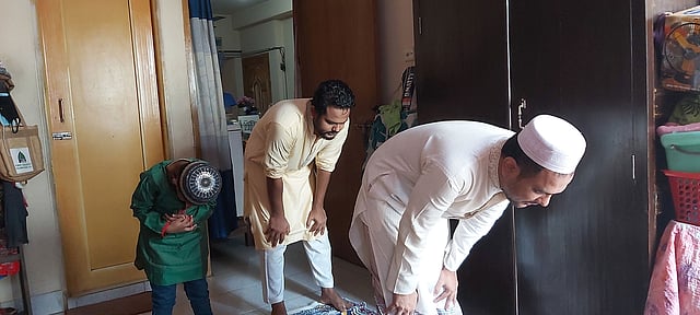 করোনা মহামারিতে বাসাতেই হলো ঈদের জামাত। ছবিটি পাঠিয়েছেন আব্দুল জব্বার।