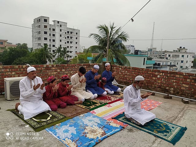 ঈদের দিন বাড়িতেই পরিবারের সদস্যরা এবার নামাজ পড়েছেন। ছবি পাঠিয়েছেন সামরোজ সুলতানা।
