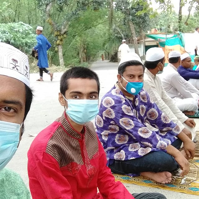 এবারের ঈদে সামাজিক দূরুত্ব মানার বিষয়টিকে বেশি গুরুত্ব দেওয়া হয়। সামাজিক দূরত্ব মেনে ঈদের নামাজ পড়েছেন আসিফ সাত্তার।