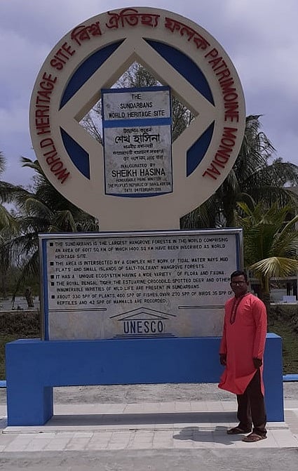 নীলকমলে ইউনেসকোর বিশ্ব ঐতিহ্যে ফলকের সামনে রাসেল মিয়া। ছবি: সংগৃহীত